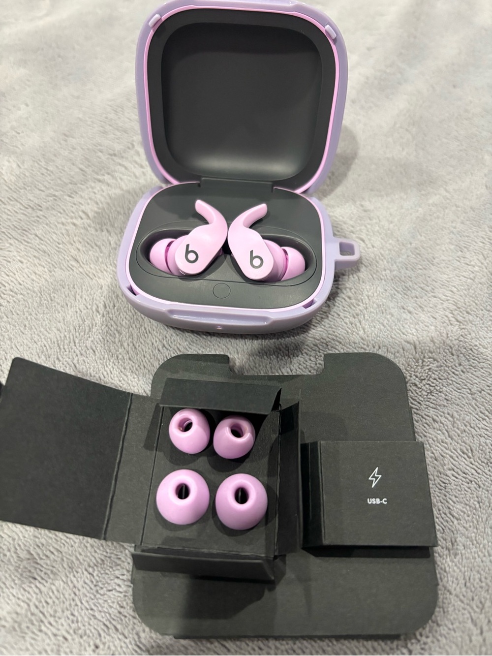 Beats by Dre Kids Earbuds in Lilac with Charging Case